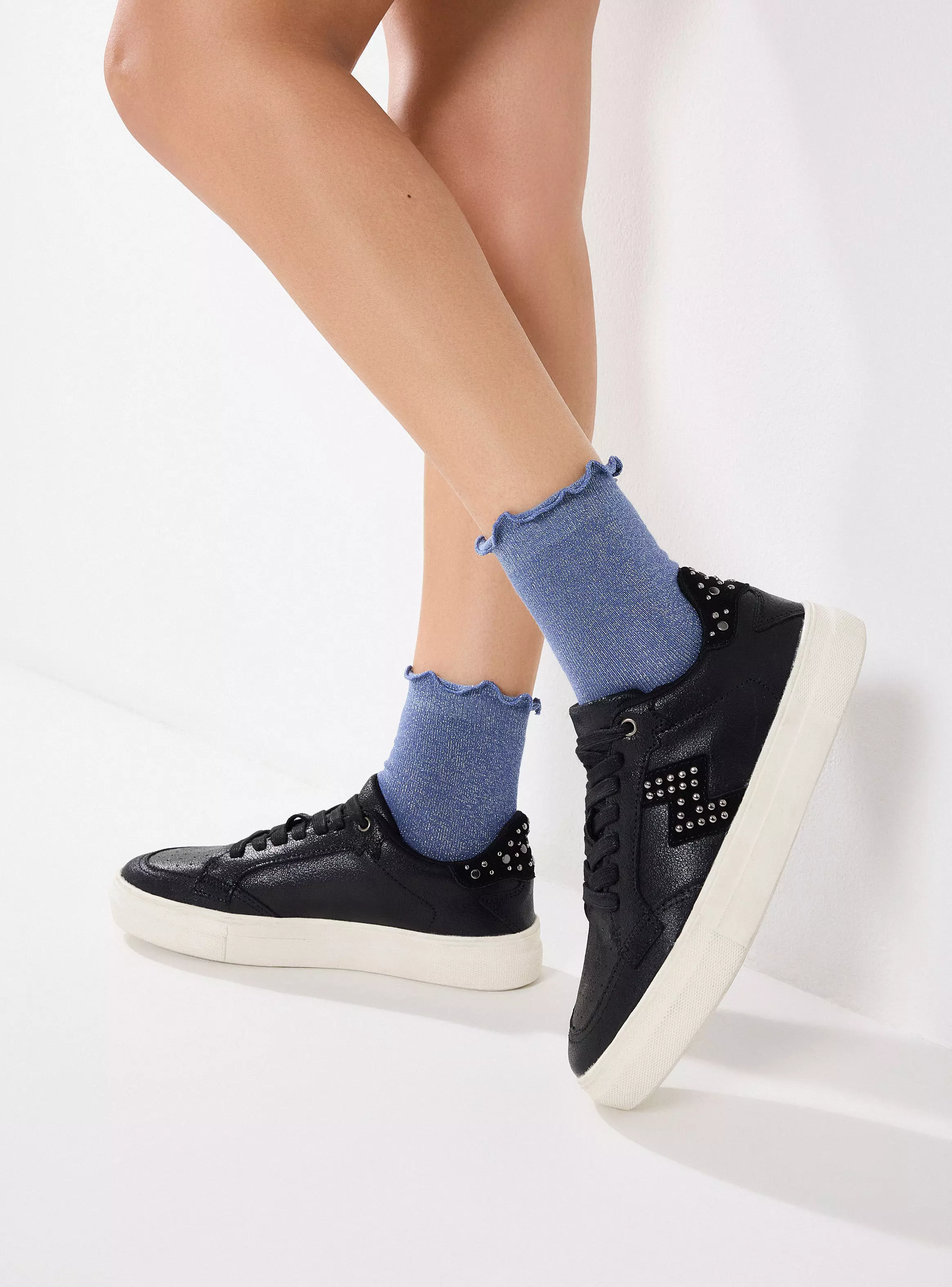 Imagen ampliada #1 para Zapatilla Urbana Cuero Tachas Mujer