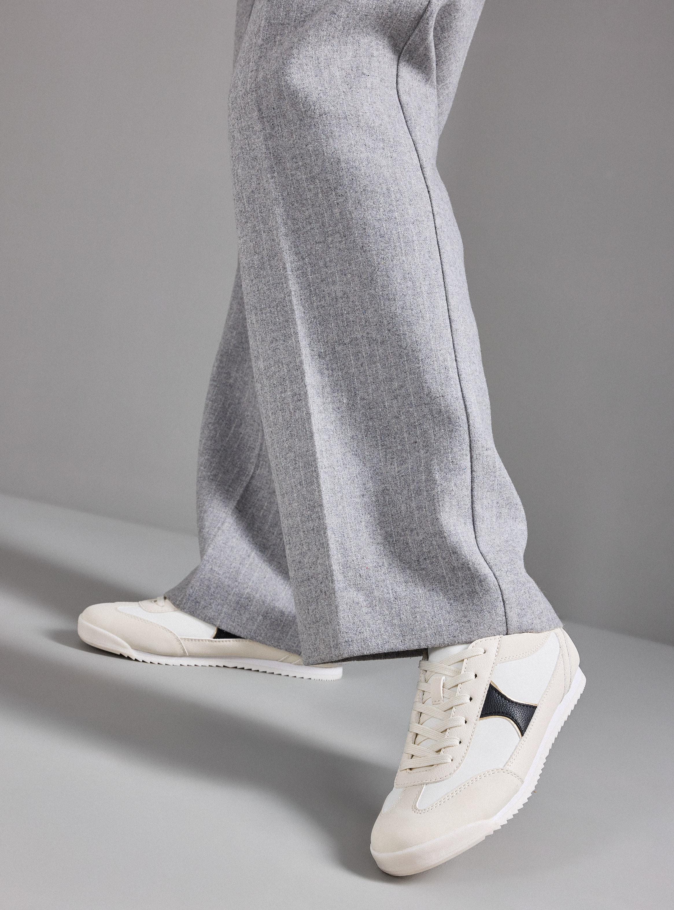 Imagen ampliada #1 para Zapatilla Acordonada Con Cortes Decorativos Mujer