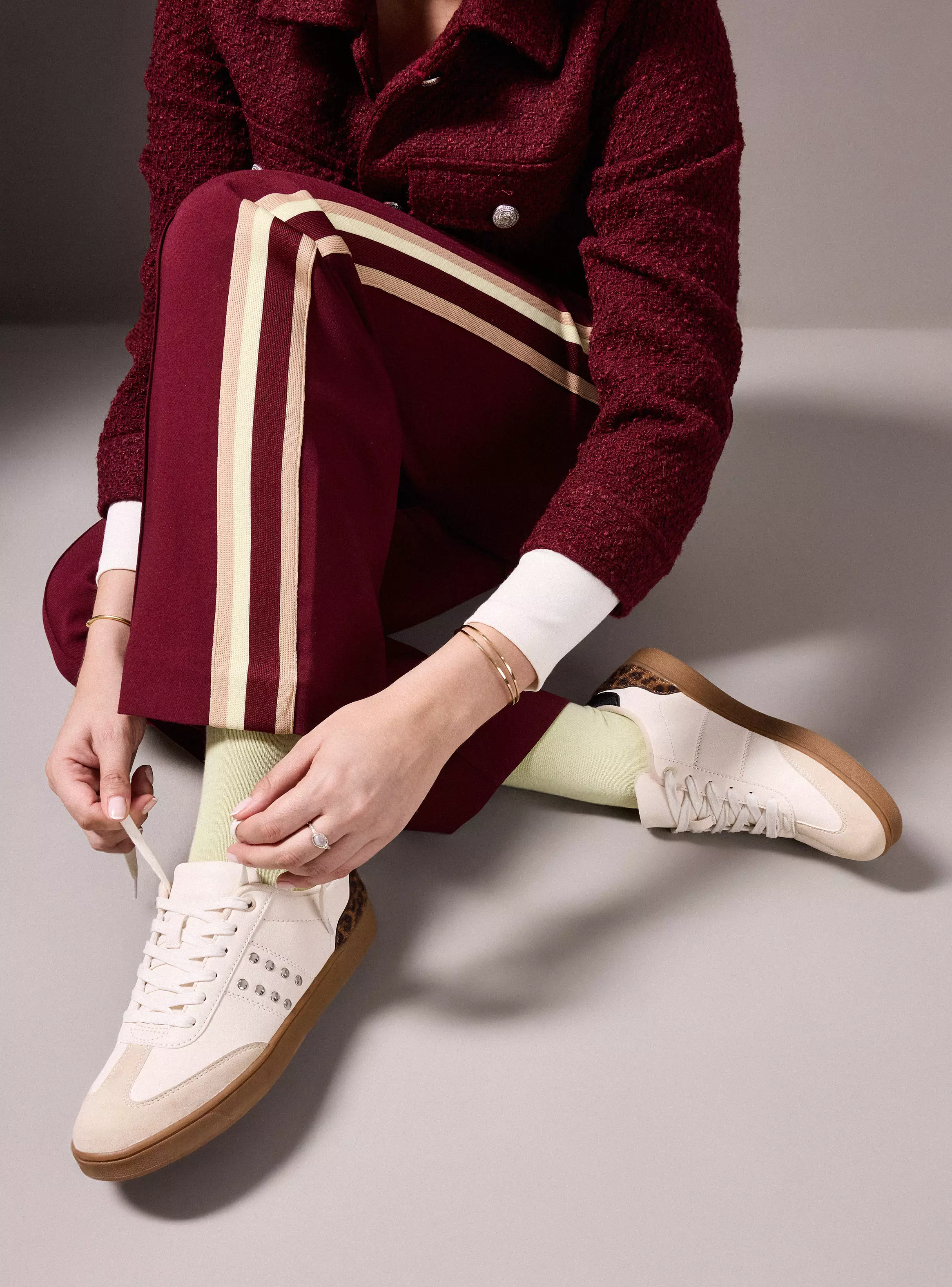 Imagen ampliada #1 para Zapatilla Urbana Acordonada con Tachas Metlicas Mujer