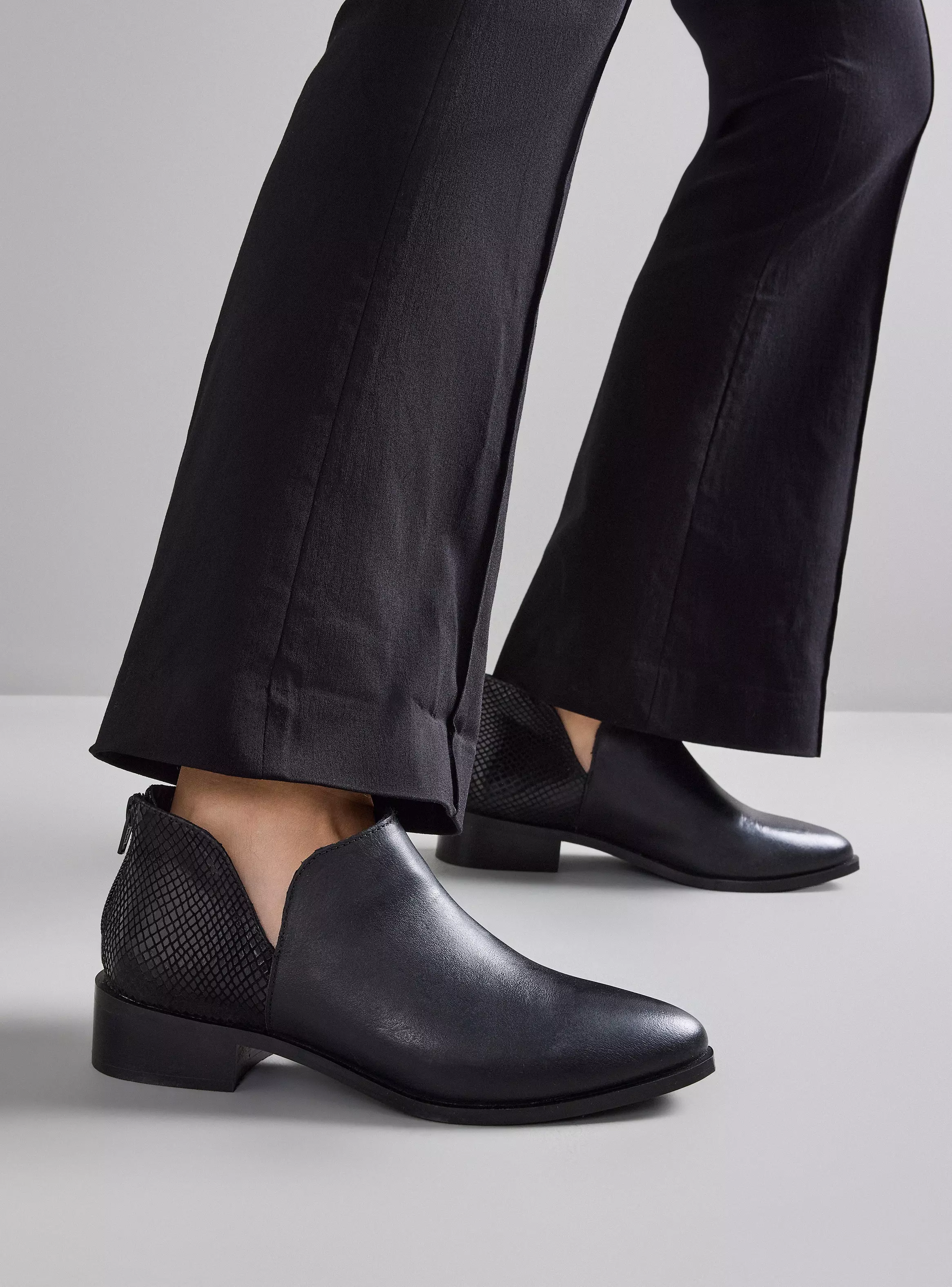 Miniatura de Botn Corto De Cuero Con Abertura Lateral Mujer